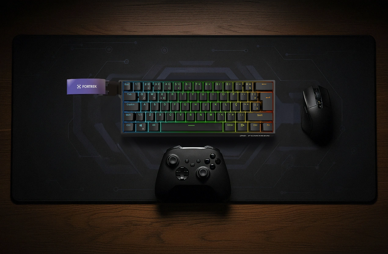 Mesa com Teclado, mouse e controle